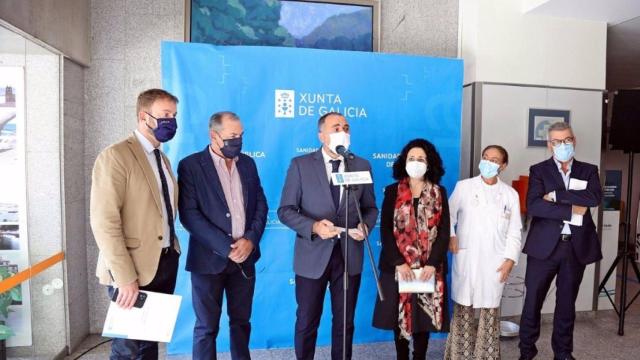 El conselleiro de Sanidade visita el Hospital Virxe da Xunqueira de Cee.