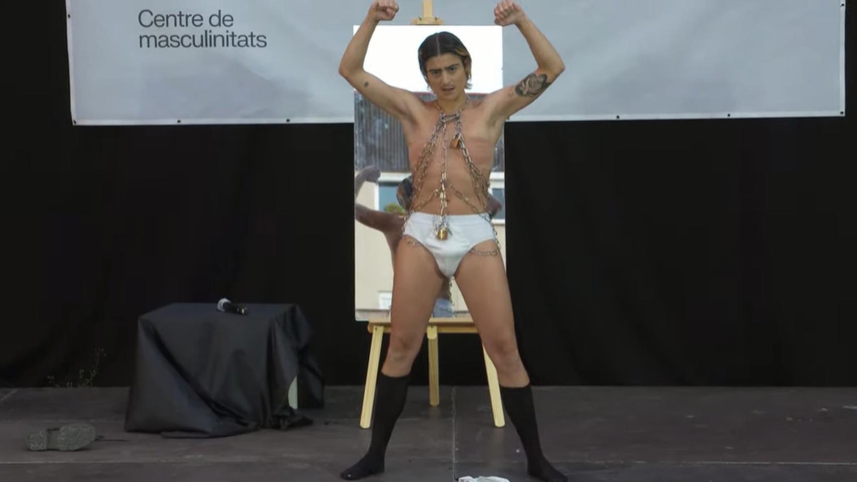 Un momento de la performance del 'drag king' Ken Pollet.