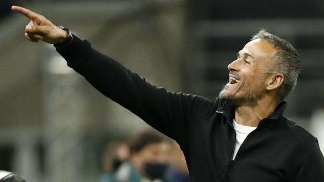 Luis Enrique señalando a un jugador durante un partido de la Selección