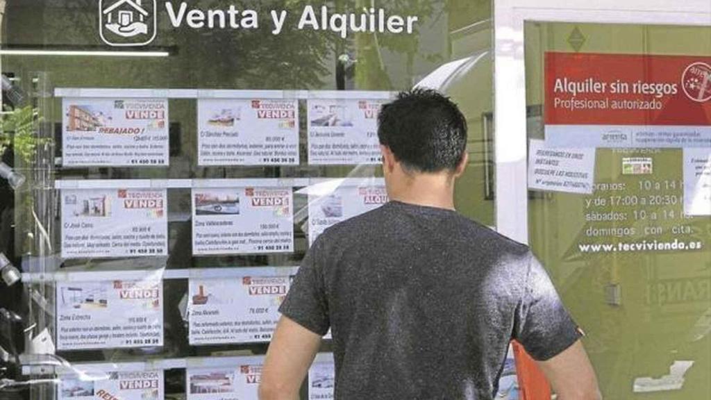 una persona busca vivienda.