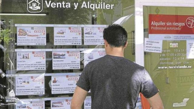 Un joven busca una vivienda de alquiler