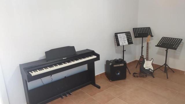 Una de las aulas equipadas de la nueva Escuela Municipal de Música de Candeleda