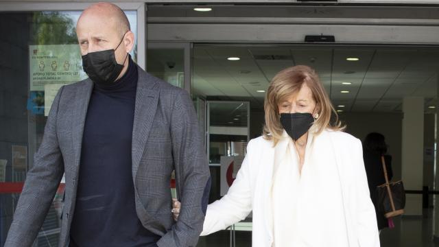 María Teresa Campos junto a su chófer, Gustavo Guillermo, en una imagen de archivo.