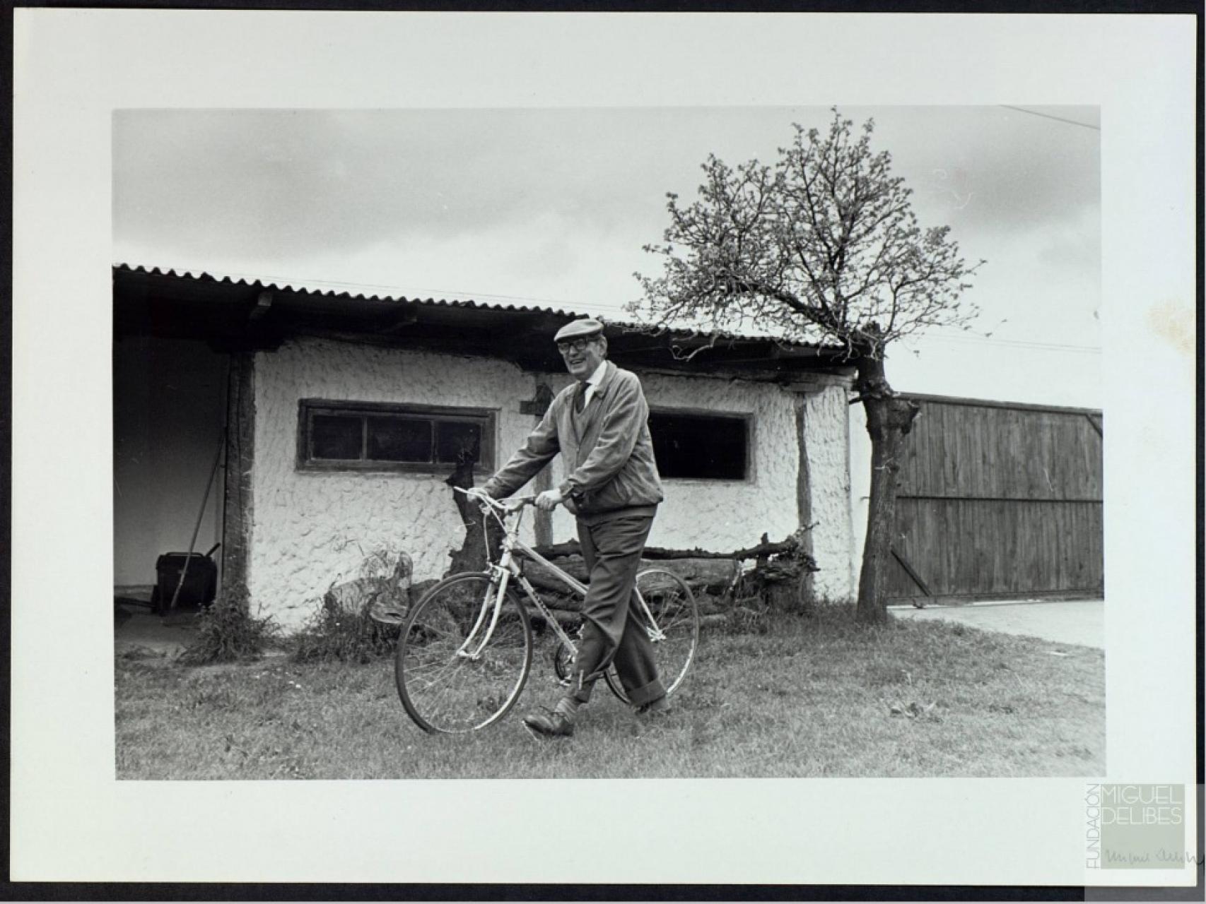 Miguel Delibes, junto a su bicicleta