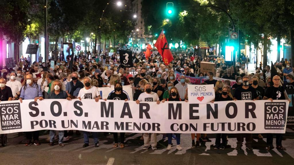 Portavoces de las nueve organizaciones convocantes de la manifestación con la pancarta de cabecera.