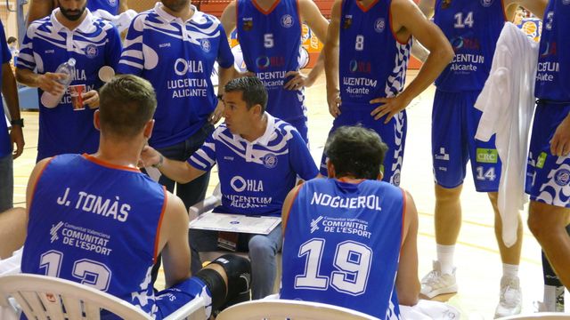 García de Victoria, dando indicaciones a los jugadores.