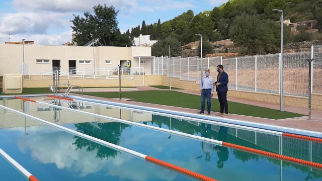 ·         El diputado Javier Gutiérrez visita la nueva piscina municipal, ejecutada  con un presupuesto de 480.000 euros.