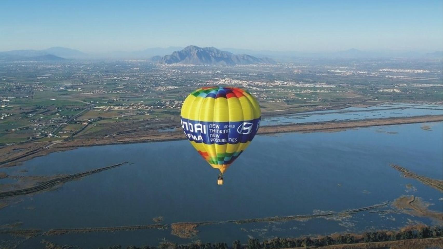 Imagen promocional de la empresa sobre vuelos en el espacio protegido de El Hondo.