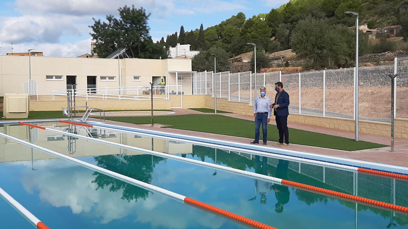 · El diputado Javier Gutiérrez visita la nueva piscina municipal, ejecutada con un presupuesto de 480.000 euros.