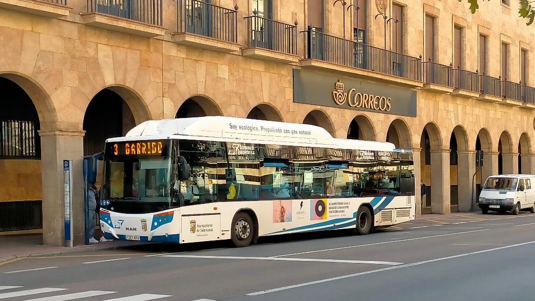 Un autobús urbano, en una de las paradas de la Gran Vía
