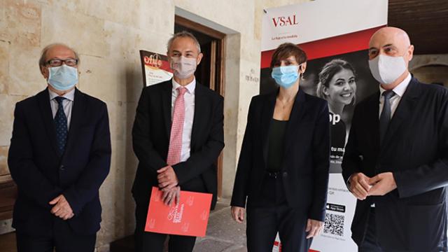 El gerente Ricardo López y el rector Ricardo Rivero posan con los creadores de la nueva aplicación