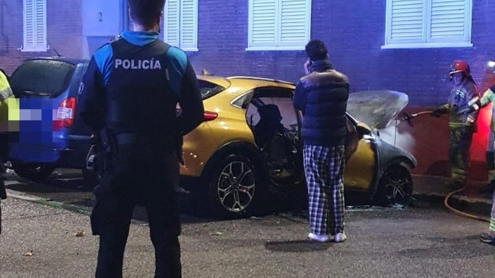 Arde un coche en la Plaza América