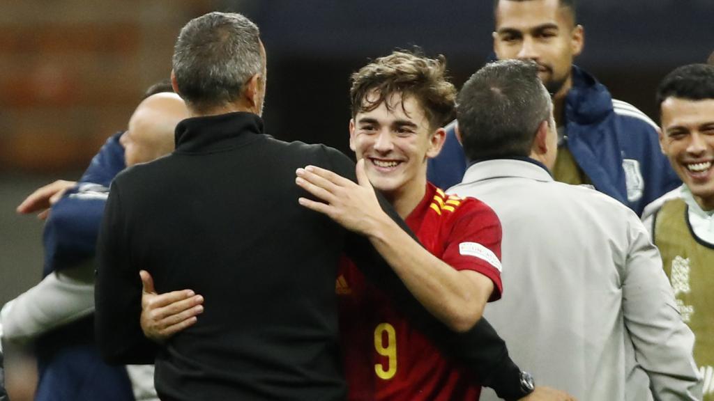 Luis Enrique abrazándose con Gavi tras ganar a Italia