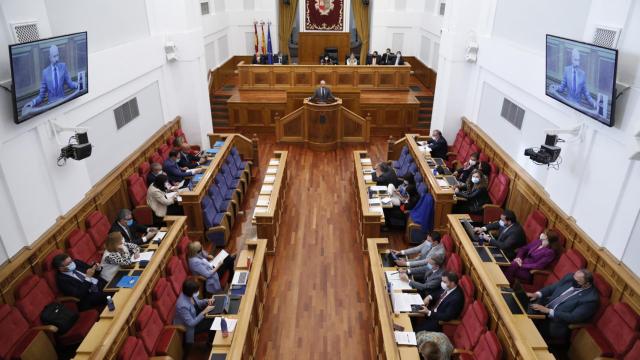El salón de plenos del Parlamento autonómico, este jueves sin García-Page ni Paco Núñez