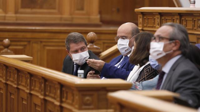 Emiliano García-Page, a la izquierda, este jueves en las Cortes de Castilla-La Mancha.