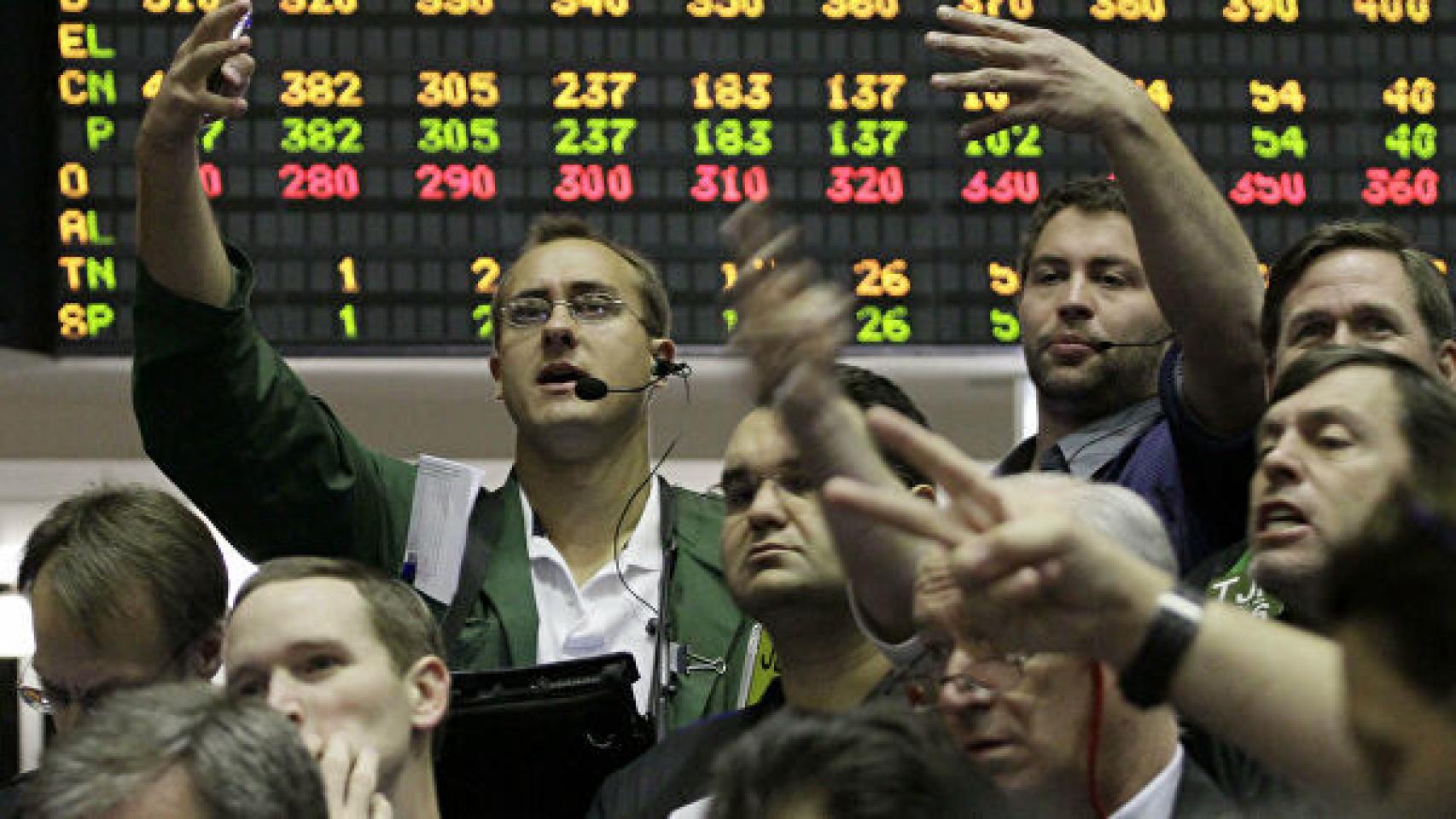 Un grupo de 'traders' en pleno pánico bursátil.