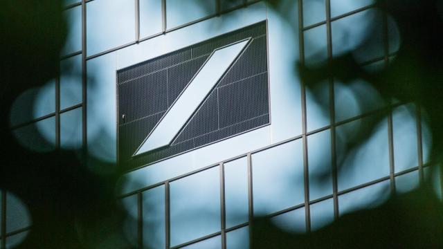 Logo de Deutsche Bank en la sede central.