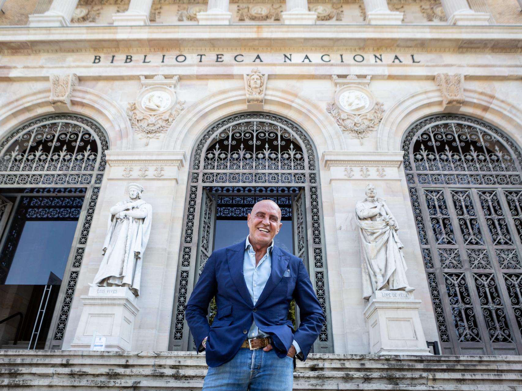 Kiko Matamoros en la puerta de la Biblioteca Nacional de España.