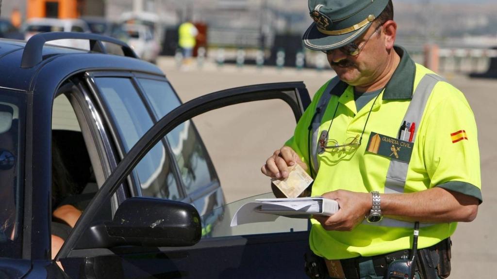 Agente poniendo una multa de tráfico