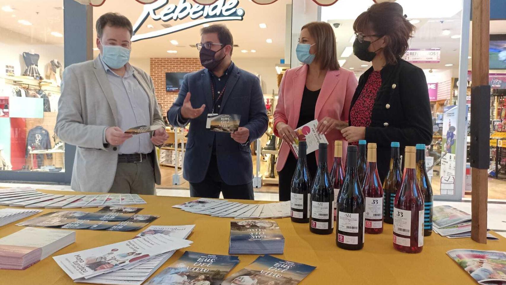 Las autoridades durante la inauguración de la Feria del vino