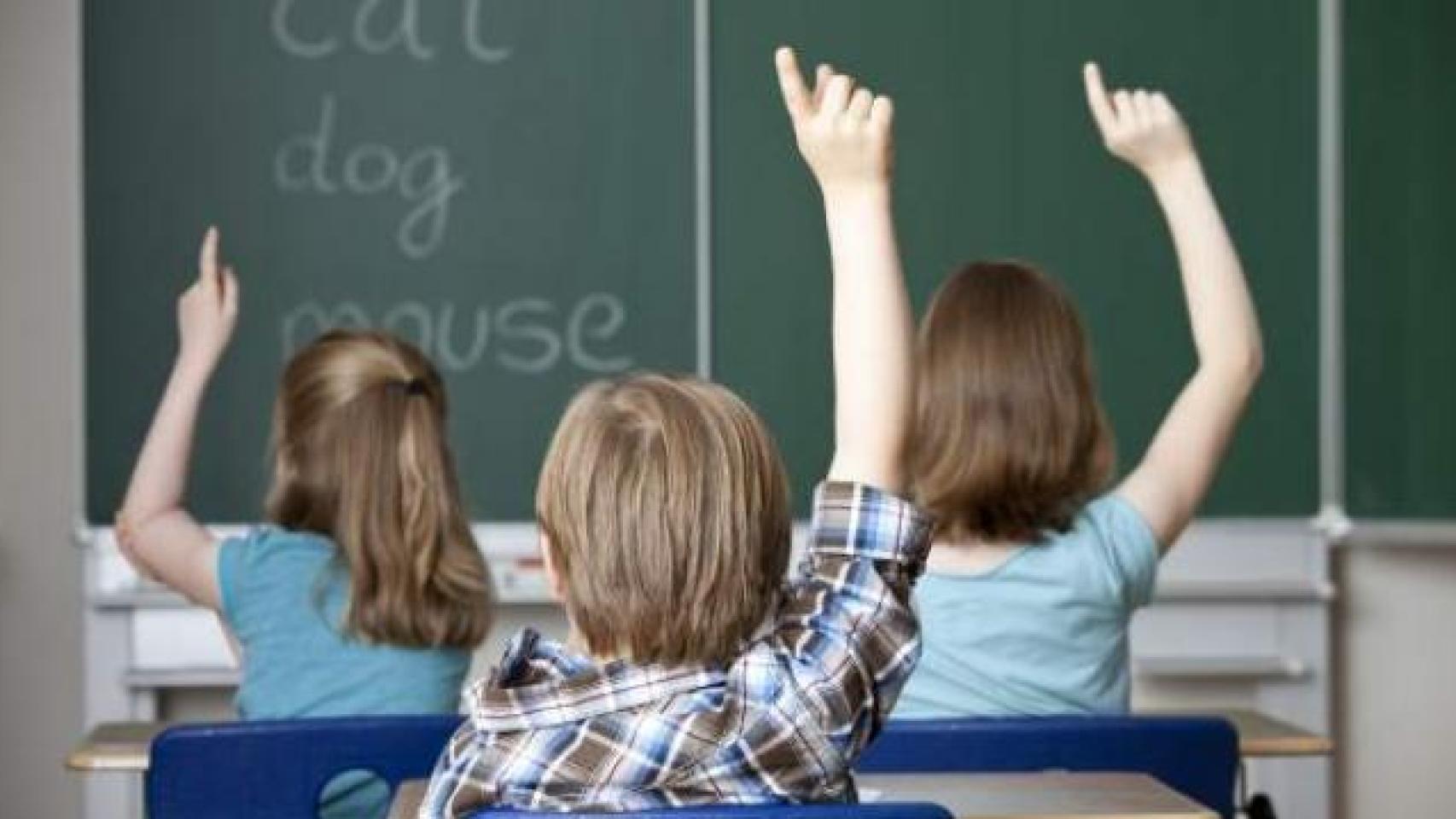 Varios alumnos en una clase.