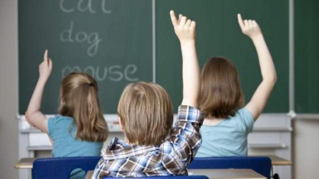 Varios alumnos en una clase de inglés.