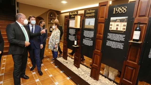 Alfonso Fernández Mañueco en su visita hoy a la Bodega Matarromera junto al presidente de la bodega, Carlos Moro.