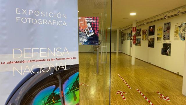 Exposición de las Fuerzas Armadas en la Oficina de Turismo