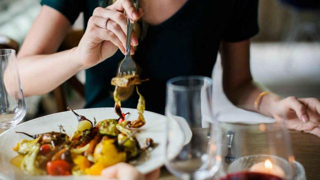 Una mujer come un plato de verduras.