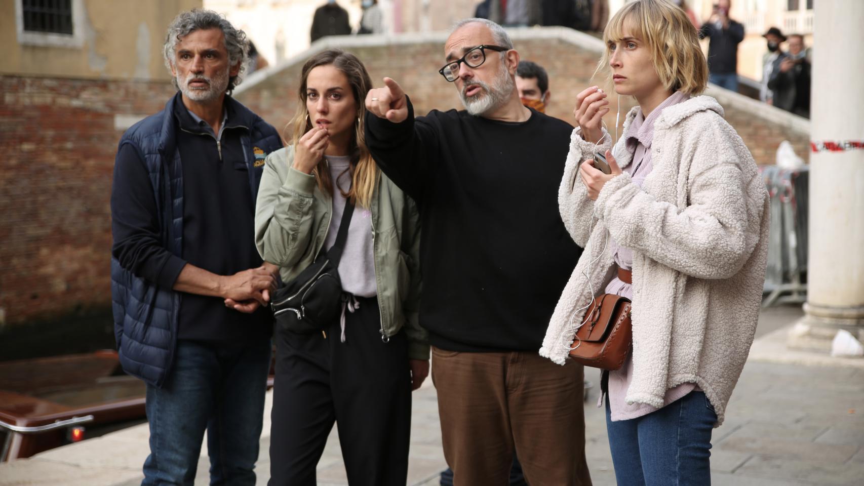 Álex de la Iglesia entre las protagonistas de 'Veneciafrenia', Silvia Alonso e Ingrid García Jonsson