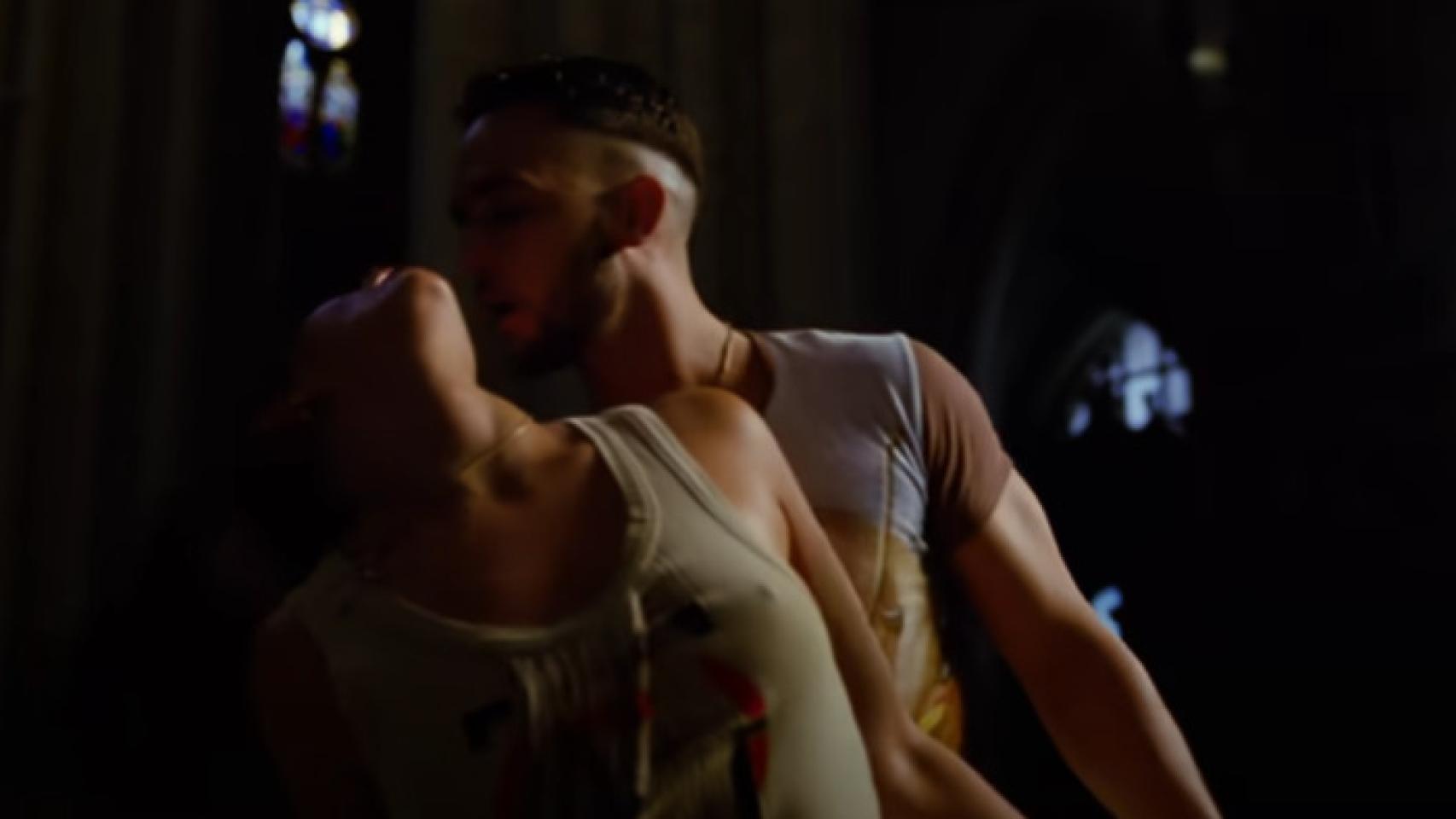 Una de las escenas del videoclip rodado en el interior de la Catedral de Toledo.