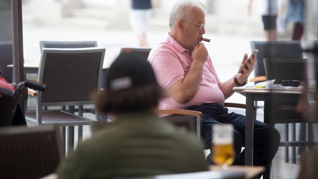 Una persona fuma en una terraza