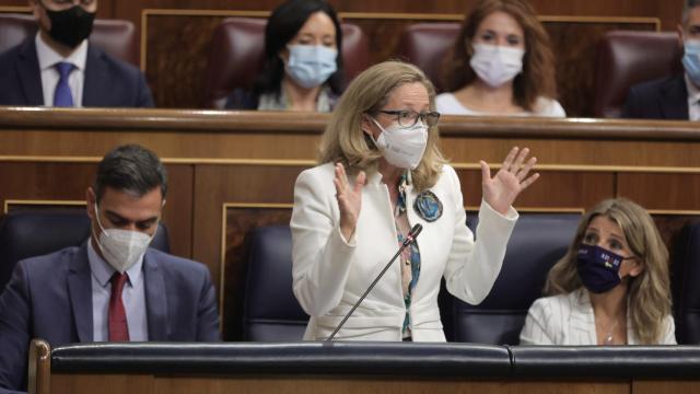 El presidente del Gobierno, Pedro Sánchez, la vicepresidenta primera, Nadia Calviño, y la vicepresidenta segunda, Yolanda Díaz.