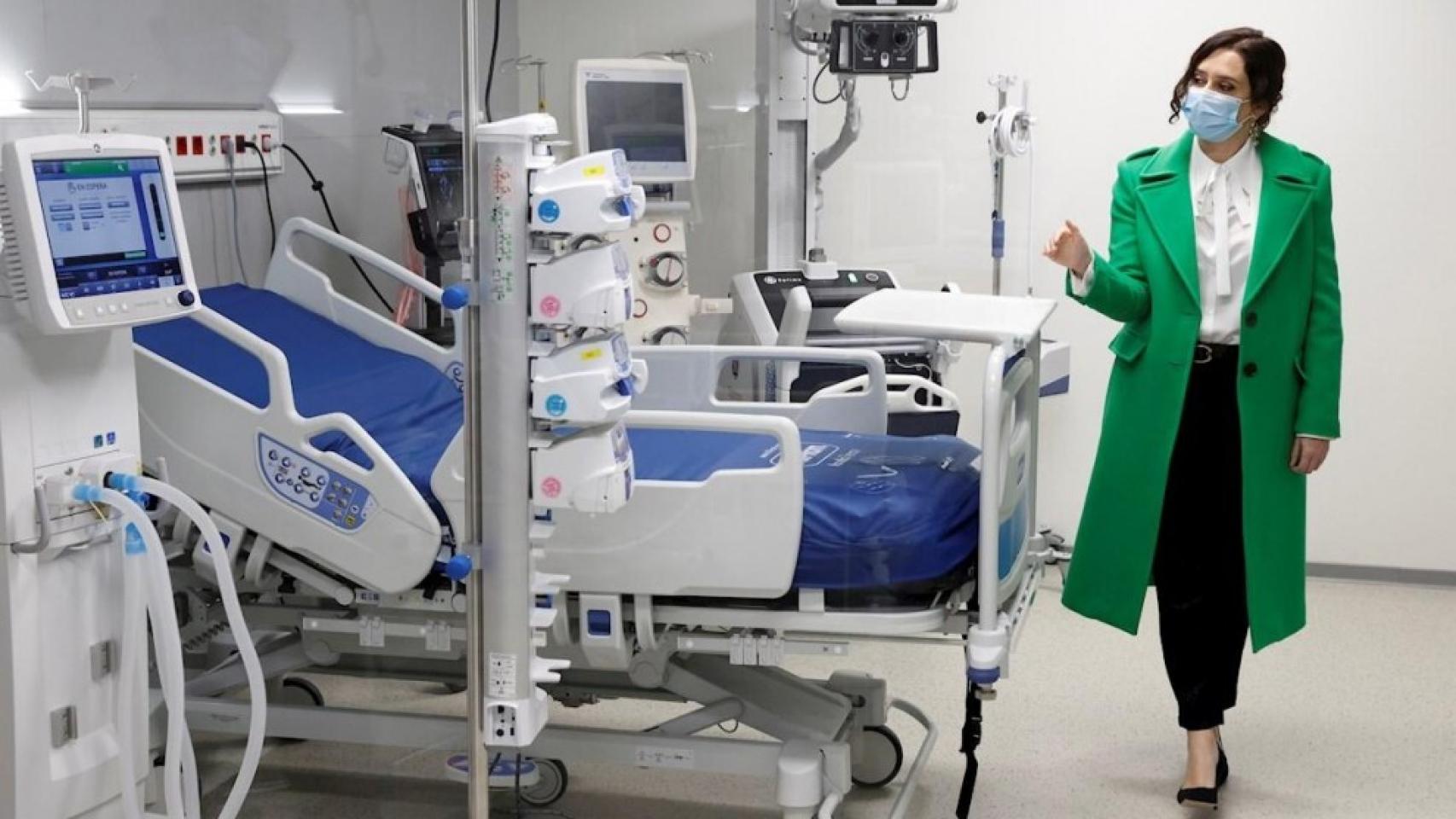 Isabel Díaz Ayuso en la inauguración del Hospital Isabel Zendal donde se han preparado camas para atender a los refugiados.