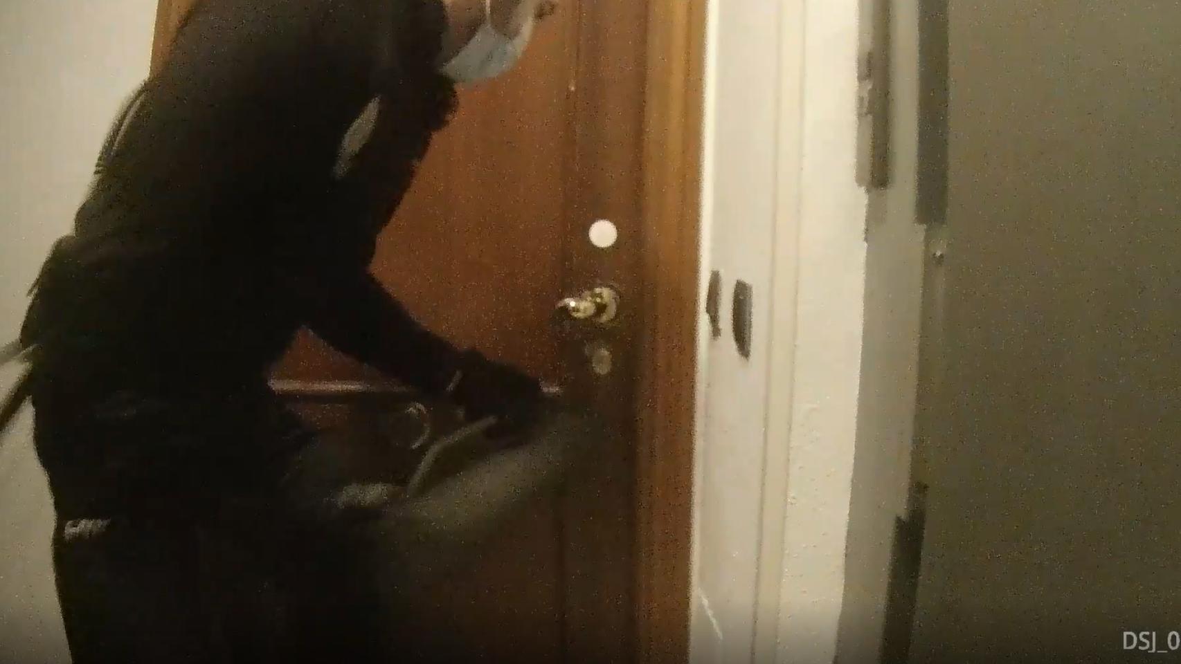 Fotograma del vídeo que captaron las cámaras corporales durante la operación.