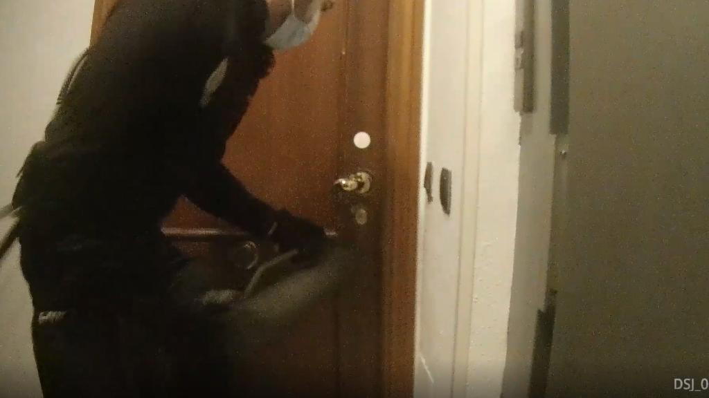 Un fragmento del vídeo grabado por las 'cámaras corporales' de los agentes.