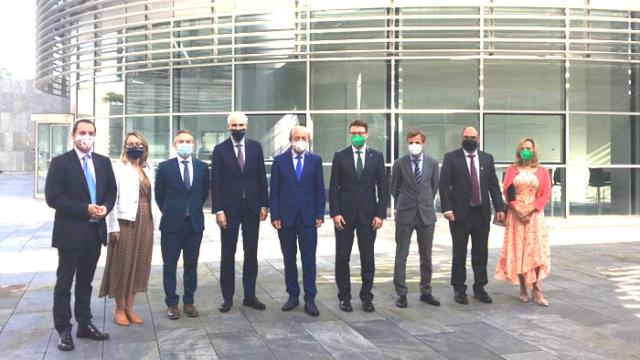 ElLos consejeros Enrique Fernández, Francisco Javier López Marcano y Francisco Conde López, entre otros, tras la firma del protocolo.