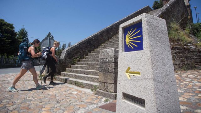Dos personas realizan el Camino de Santiago, a 15 de junio de 2021, en Portomarín, Lugo.