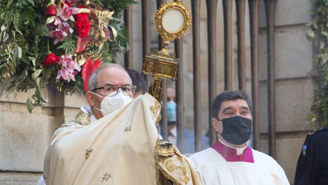 El arzobispo de Toledo, Francisco Cerro, a las puertas de la Catedral de Toledo.