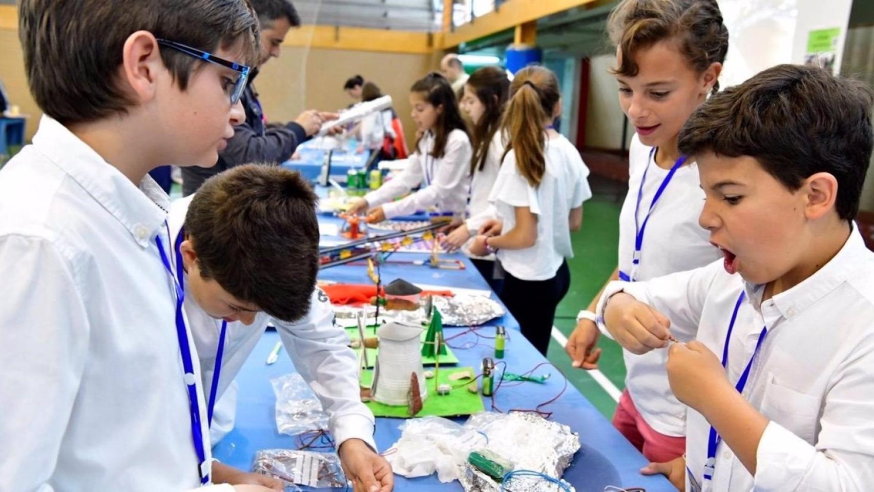 Varios alumnos participantes en la iniciativa educativa.