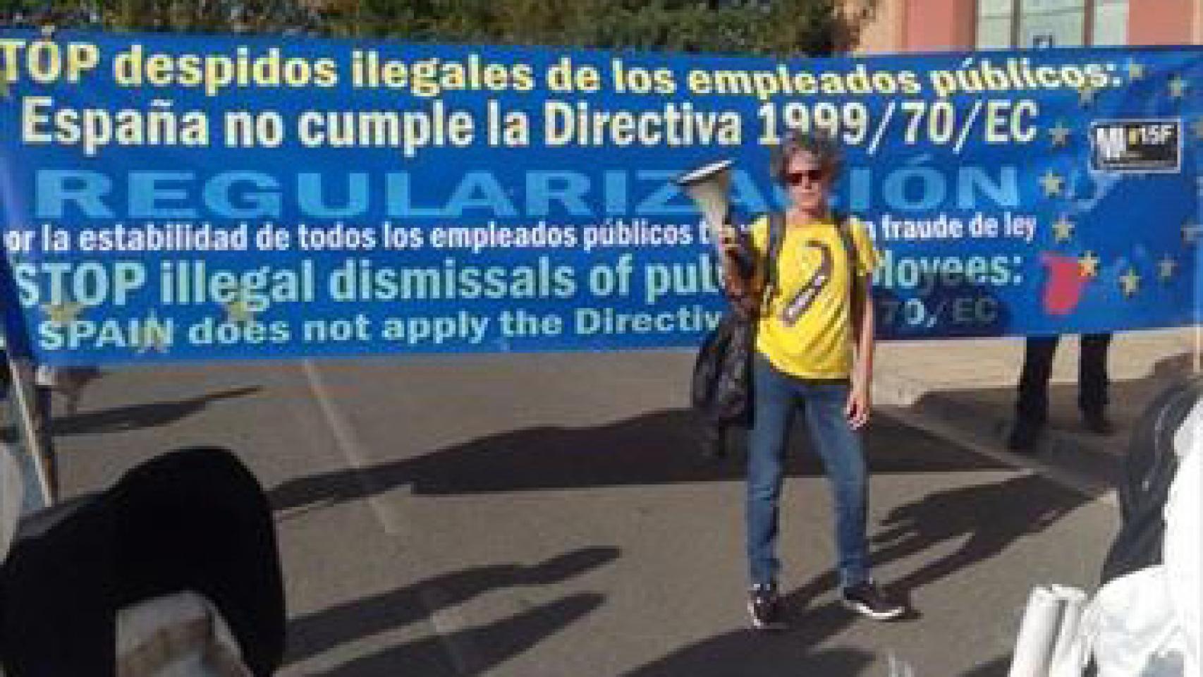 Pancarta en los exteriores del Pabellón Luis Arroyo-Flores del Sil
