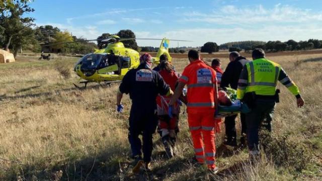 Los sanitarios atienden al varón herido. Fotografía: Emergencias 112