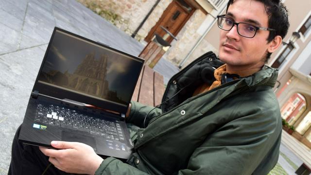 Ricardo Ordóñez / ICAL . Gabriel García, que a partir del videojuego Minecraft ha hecho una réplica de la Catedral de Burgos