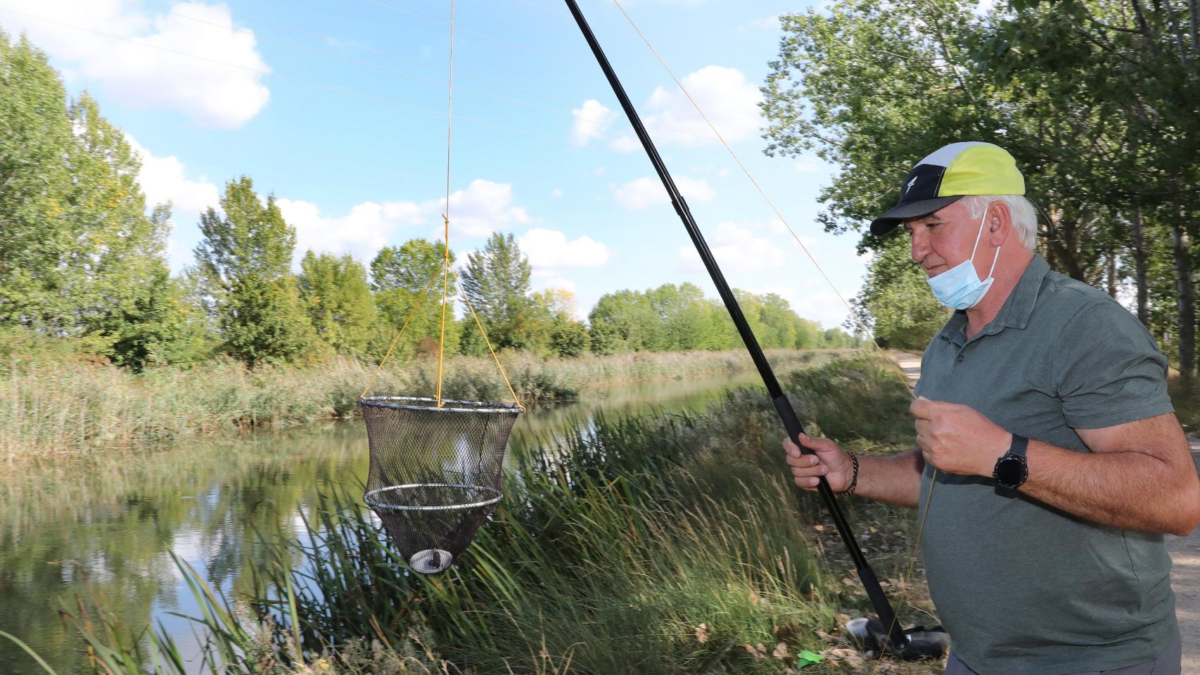 Brágimo / ICAL . Jesús Ángel de Celis pesca cangrejos con retel en el canal de Castilla a su paso por Palencia