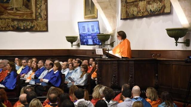La secretaria general iberoamericana, la costarricense Rebeca Grynspan, interviene en el Paraninfo de la USAL durante su investidura como doctora honoris causa en octubre de 2018