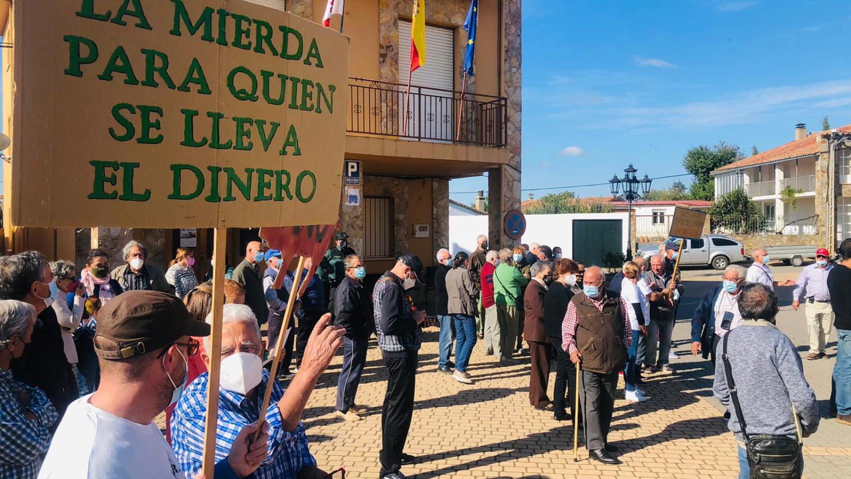 Concentración en Faramontanos contra las macrogranjas