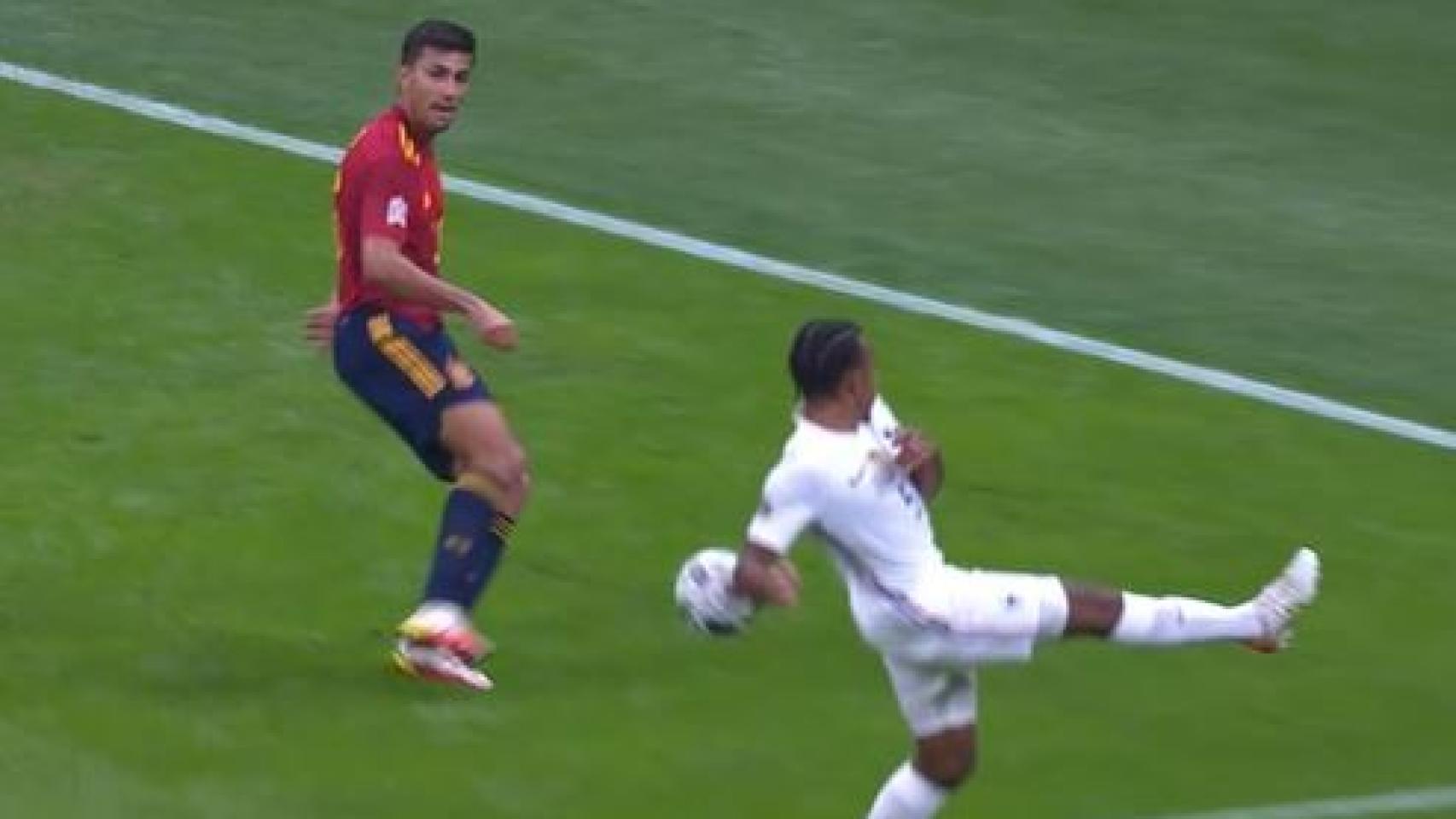 La mano de Koundé que no fue penalti