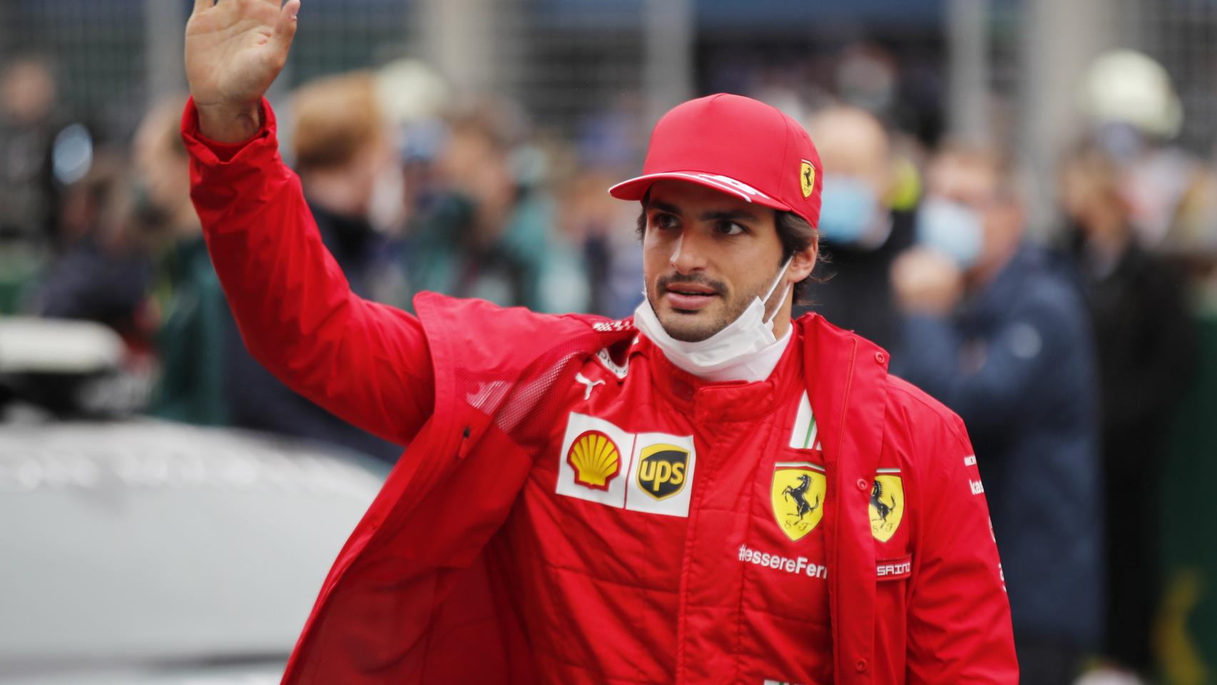 Carlos Sainz saluda al público en el Gran Premio de Turquía