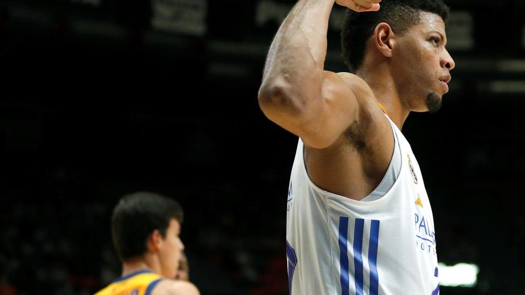 Tavares saca músculo tras poner un tapón ante Valencia Basket