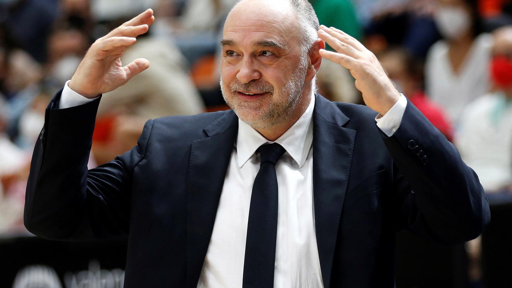 Pablo Laso protesta una decisión desde la banda